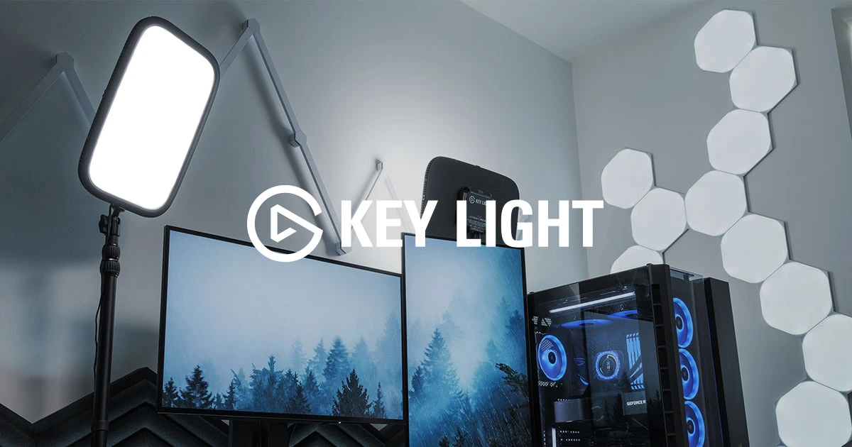 Lampe Elgato Key Light allumée dans un setup de streaming avec double écran et PC gamer