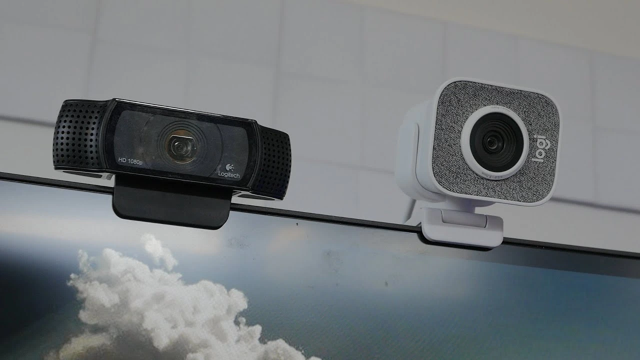 Comparaison entre deux webcams Logitech, une C920 et une StreamCam, fixées sur un écran