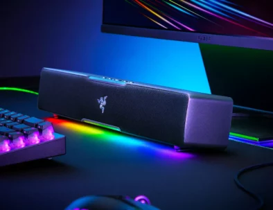 Barre de son Razer Leviathan V2 X posée sous un écran, avec clavier et éclairage RGB dans un setup gaming