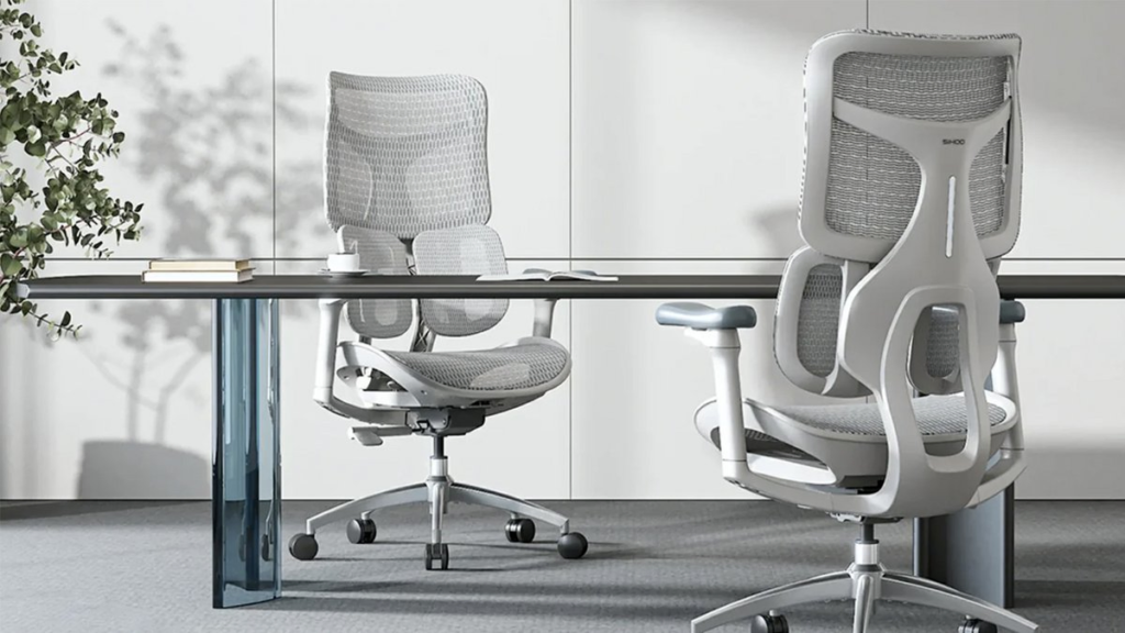 Deux chaises de bureau ergonomiques grises Sihoo Doro S100 dans un espace de travail épuré et lumineux