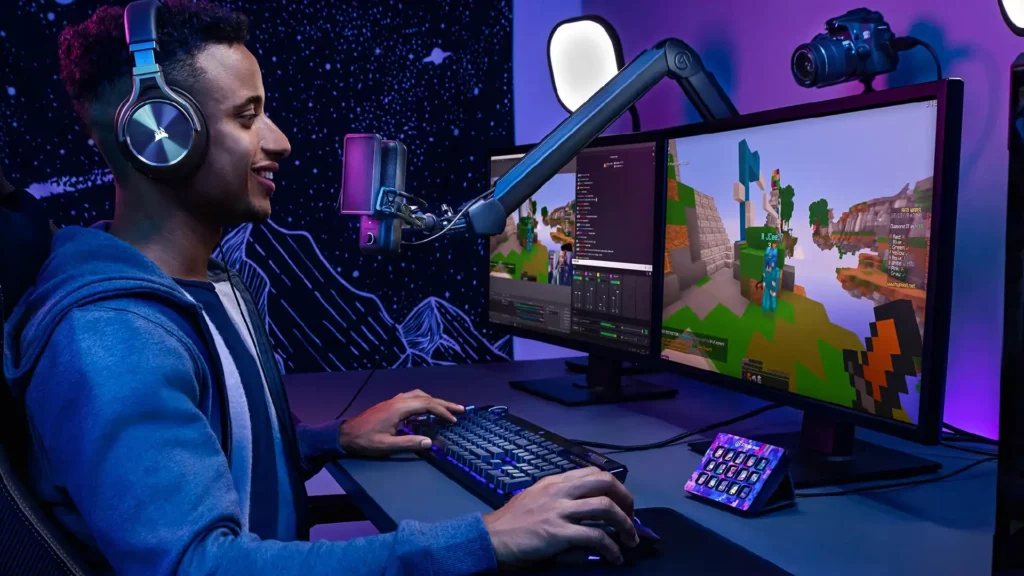 Streamer en pleine session de jeu avec micro, double écran, et éclairage LED optimisé pour un setup de streaming