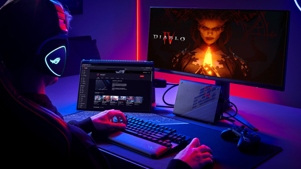 Streamer installé à son bureau avec casque RGB, clavier mécanique, double écran et console, prêt à diffuser du contenu en ligne