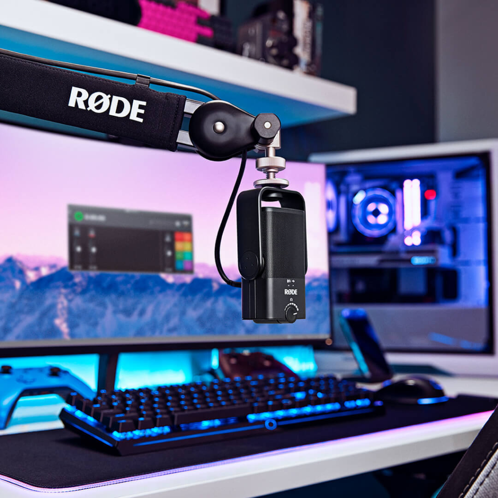 Microphone USB Rode NT-USB Mini posé sur un bureau, prêt à être utilisé pour l’enregistrement ou le streaming