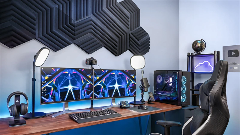 Poste de travail dédié au streaming avec deux écrans, caméra montée, éclairages LED, micro, et accessoires professionnels