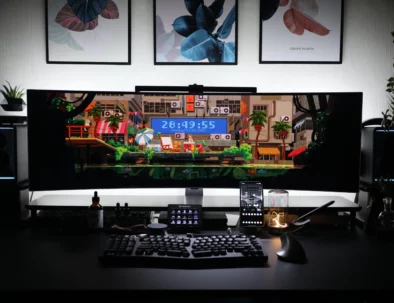 Bureau gaming avec un seul écran ultra-large, clavier mécanique, éclairage LED et décoration murale végétale