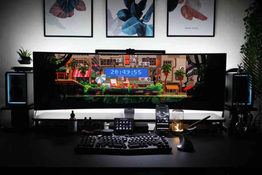 Bureau gaming avec un seul écran ultra-large, clavier mécanique, éclairage LED et décoration murale végétale