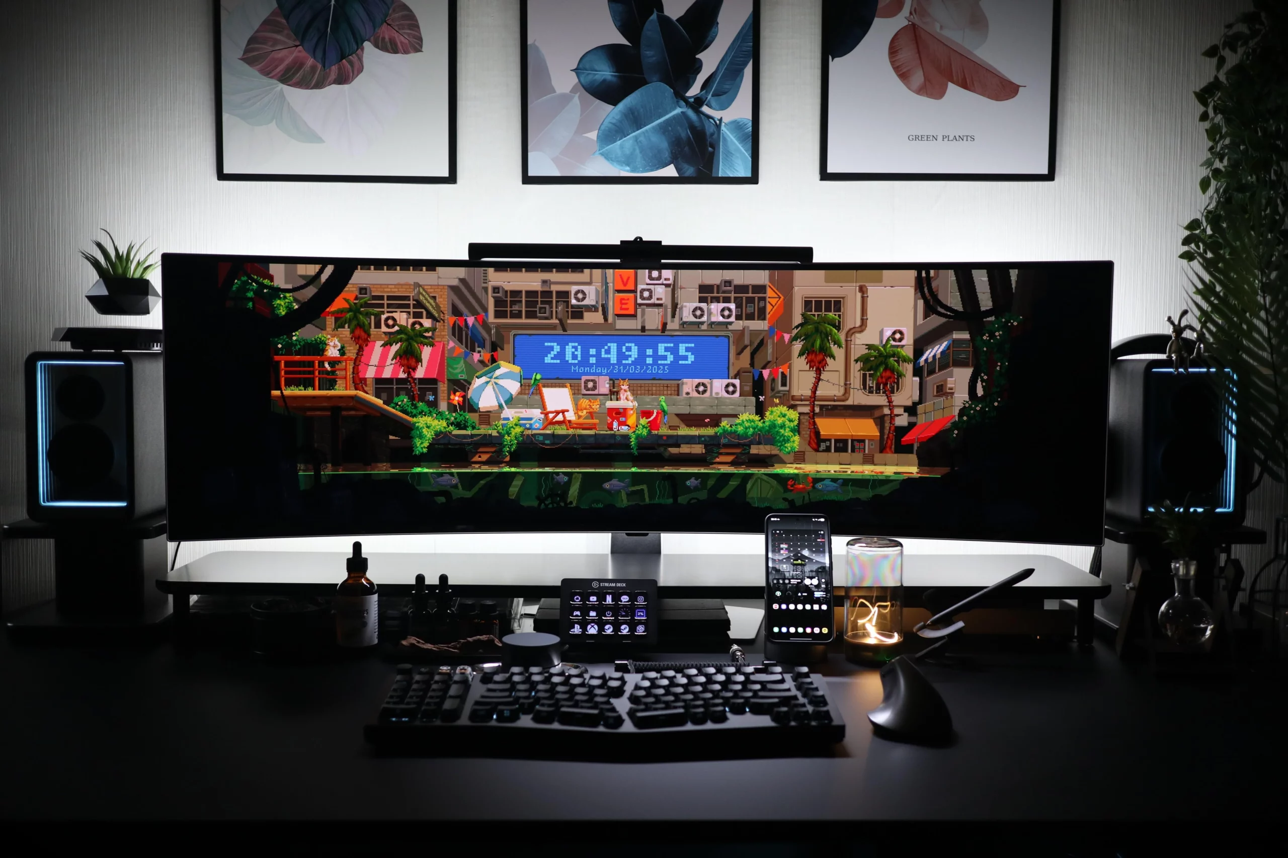 Bureau gaming avec un seul écran ultra-large, clavier mécanique, éclairage LED et décoration murale végétale