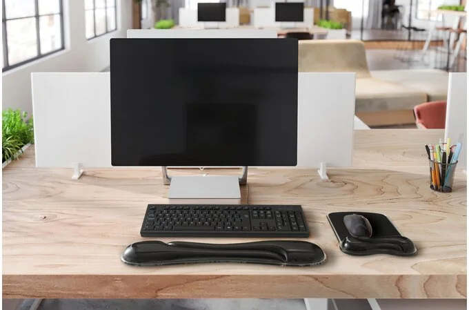 Tapis de souris ergonomique avec repose-poignet en gel, idéal pour un poste de travail bureautique.