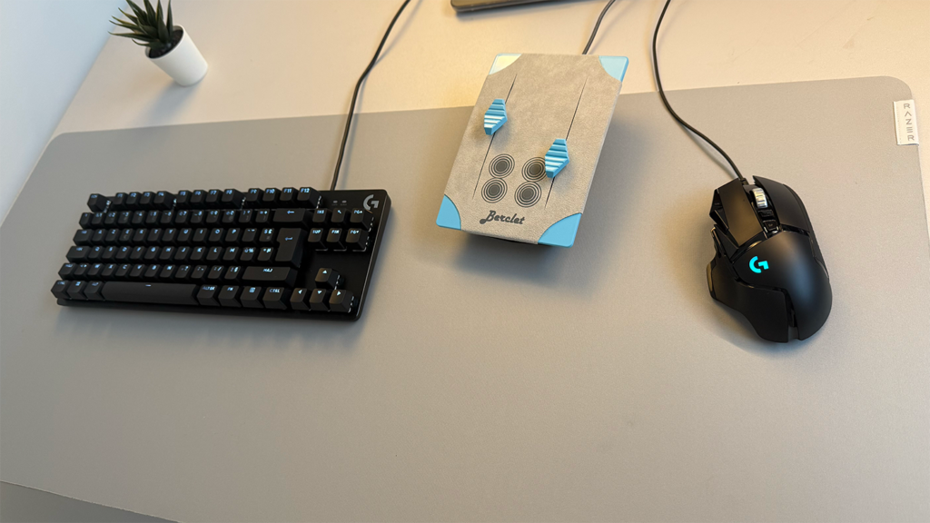 Tapis de souris Razer Pro Glide XXL avec un contrôleur audio Berclet posé dessus.