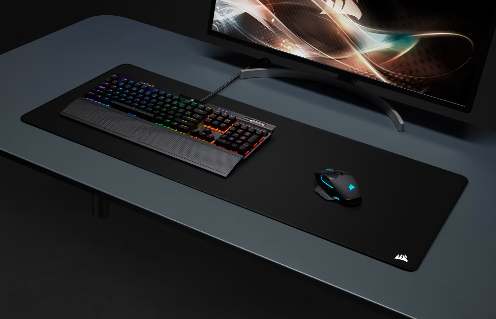 Tapis de souris Corsair MM350 PRO Extended XL noir installé sur un bureau gaming avec clavier RGB et souris Corsair.