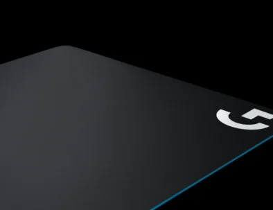 Tapis de souris rigide Logitech G440 avec surface lisse et logo G en haut à droite.