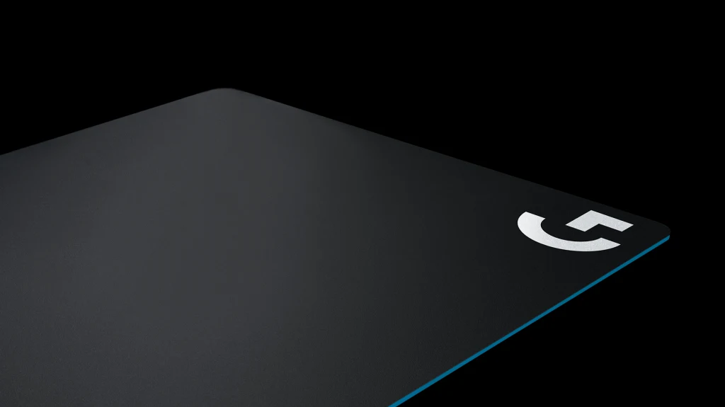 Tapis de souris rigide Logitech G440 avec surface lisse et logo G en haut à droite.