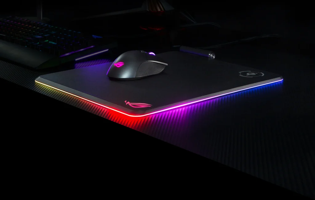 Tapis de souris ASUS ROG Balteus RGB avec rétroéclairage Aura Sync et souris gamer ROG sur bureau.