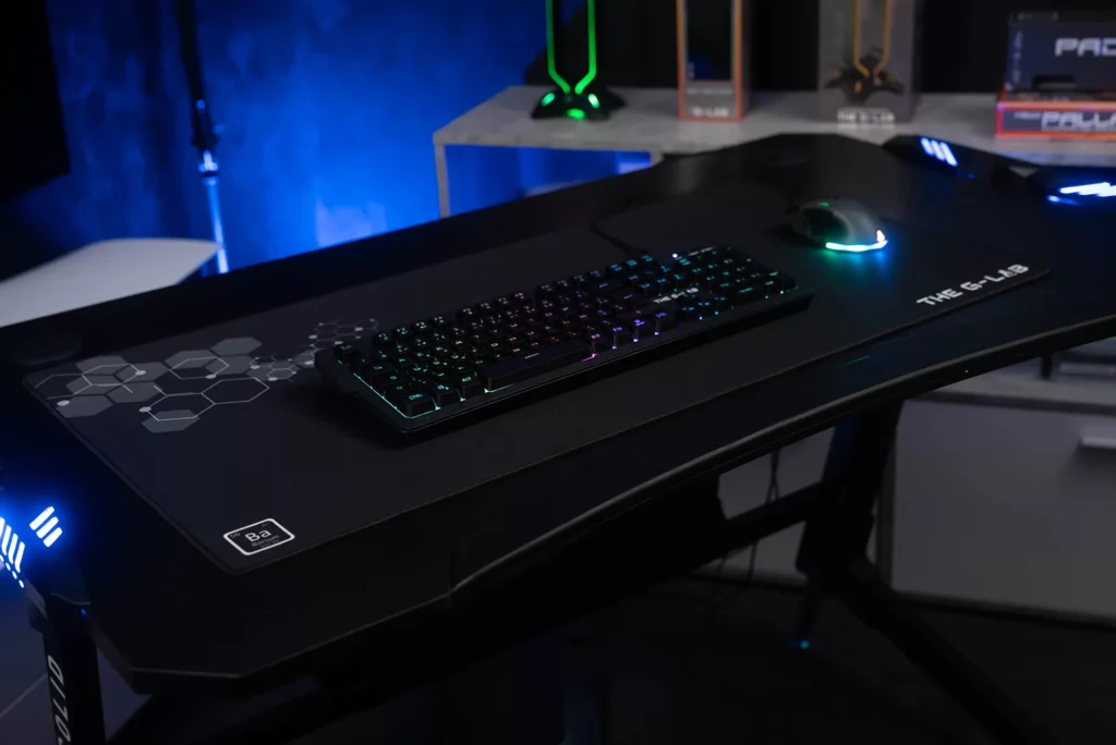 Tapis de souris gaming G-Lab PAD-Barium XXL avec clavier rétroéclairé et souris RGB sur bureau.