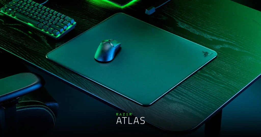Tapis de souris en verre trempé Razer Atlas sur un bureau gaming avec souris et clavier rétroéclairé.